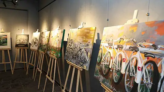 Su galerisinde sanat ve bisiklet buluşması