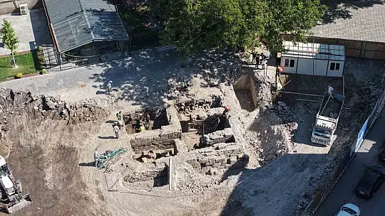 Suriçi Cami Kebir'de hem tarih gün yüzüne çıkıyor, hem esnafın yüzü gülüyor