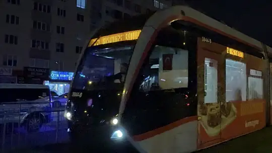 Tabancayla yaralandı, tramvaya bindi