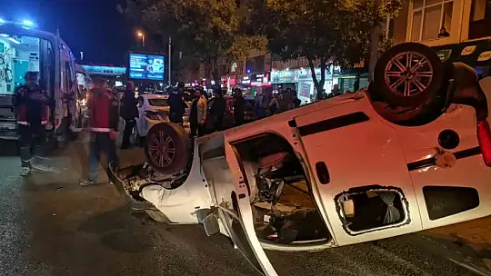 Takla atan hafif ticari araç park halindeki 2 otomobile çarptı: 3 yaralı