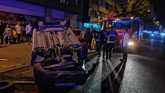 Takla atan hafif ticari araç park halindeki 2 otomobile çarptı: 3 yaralı