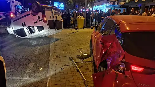 Takla atan hafif ticari araç park halindeki 2 otomobile çarptı: 3 yaralı