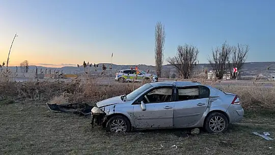 Takla atan otomobil araziye uçtu: 4 yaralı
