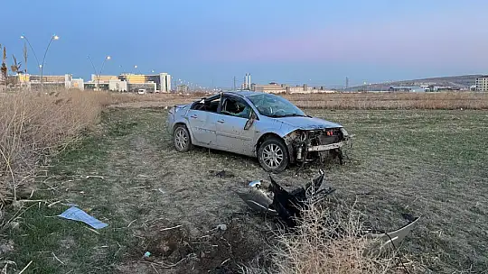 Takla atan otomobil araziye uçtu: 4 yaralı