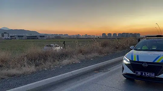 Takla atan otomobil araziye uçtu: 4 yaralı