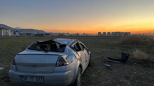 Takla atan otomobil araziye uçtu: 4 yaralı