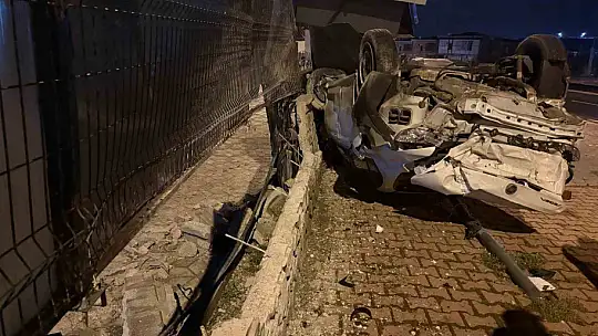 Takla atan otomobil sitenin girişini yıktı: 1 yaralı