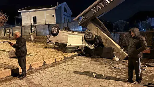 Takla atan otomobil sitenin girişini yıktı: 1 yaralı
