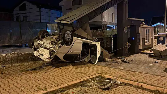 Takla atan otomobil sitenin girişini yıktı: 1 yaralı