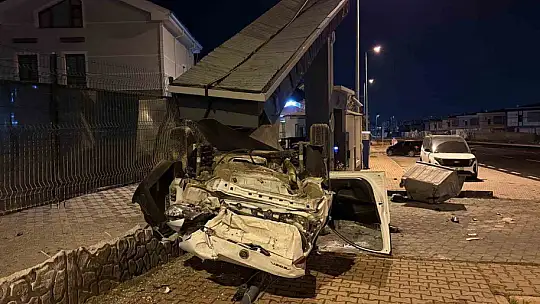 Takla atan otomobil sitenin girişini yıktı: 1 yaralı