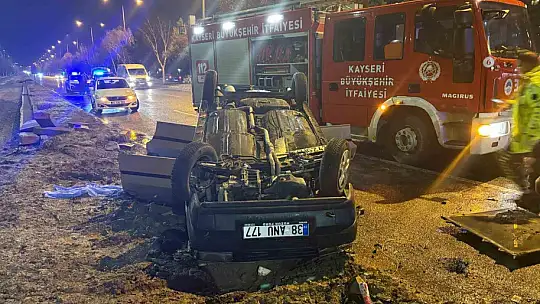 Takla atan otomobilde sıkışan arkadaşının başından ayrılmadı