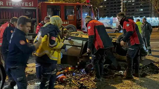 Takla atan otomobilde sıkışan arkadaşının başından ayrılmadı