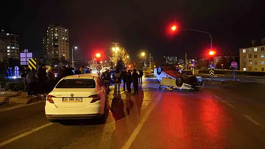 Takla atan otomobilinin kapıları zarar görmesin diye vinç getirtti