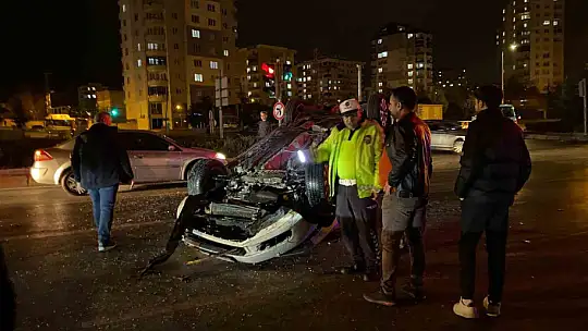 Takla atan otomobilinin kapıları zarar görmesin diye vinç getirtti