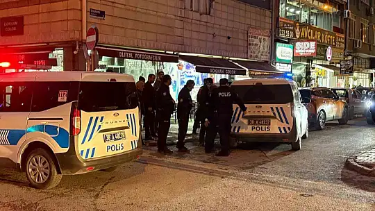 Taksi durağında bıçaklı kavga: 1 yaralı