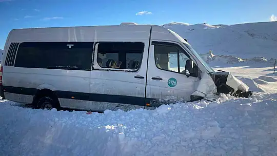 Taksiyle yolcu minibüsü çarpıştı: 16 yaralı