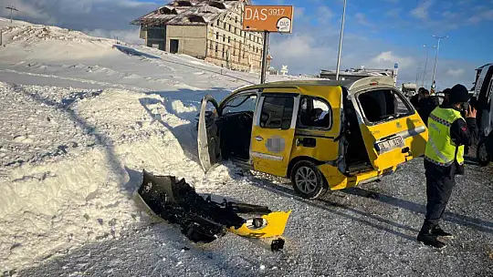 Taksiyle yolcu minibüsü çarpıştı: 16 yaralı