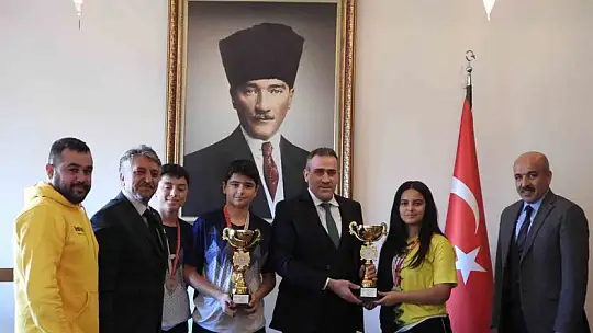 Talas 75. Yıl Mühibe Germirli Ortaokulu'ndan çifte şampiyonluk