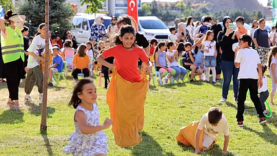Talas Belediyesi'nden çocuklara karne hediyesi