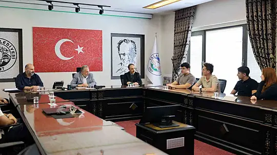 Talas'ın kütüphanelerinde üniversiteyi kazandılar, Başkan Yalçın'a teşekküre geldiler