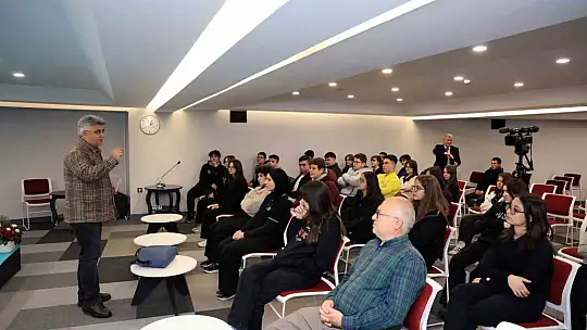 Talas'ın Yazar Okulu Seminerlerinde bu hafta konu romandı