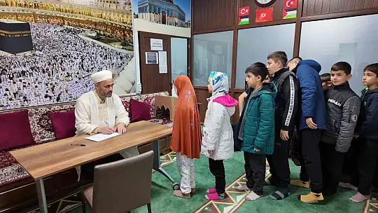 Talas'ta camiler çocukların neşesiyle şenleniyor