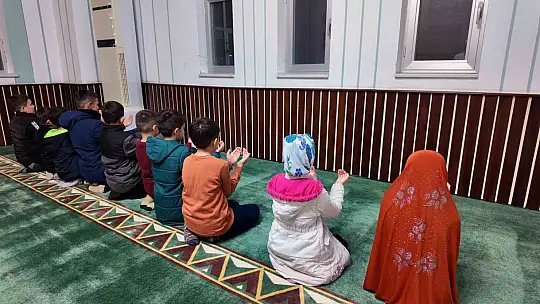 Talas'ta camiler çocukların neşesiyle şenleniyor