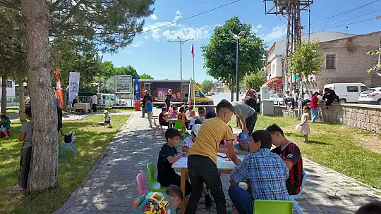 Talas'ta çocuklar kitapla, büyükler beyaz masa ile buluştu