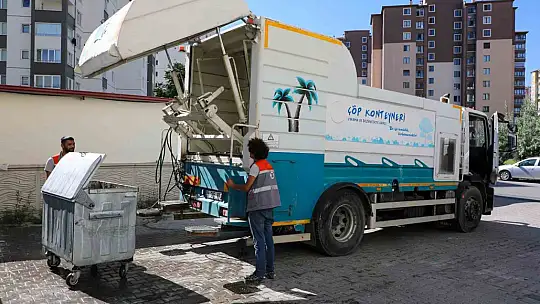 Talas'ta konteynerler hem yıkanıyor hem parfümleniyor