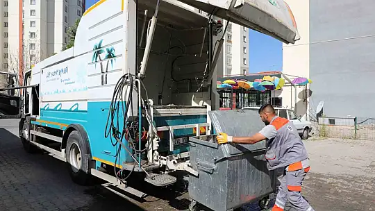 Talas'ta konteynerler hem yıkanıyor hem parfümleniyor