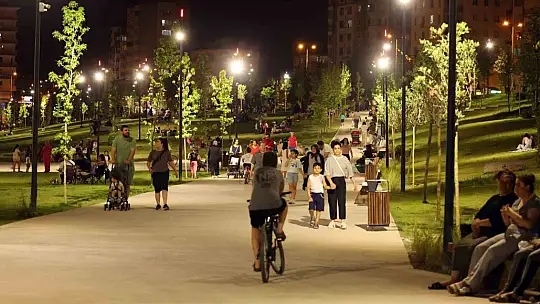 Talas'ta millet, daha açılmadan bahçesine akın etti