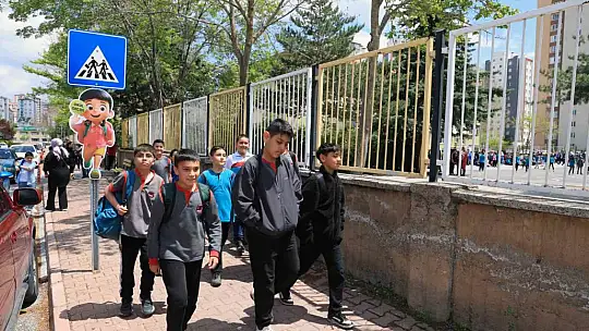 Talas'ta okul geçitlerine öğrenci güvenliği için sevimli uyarıcılar