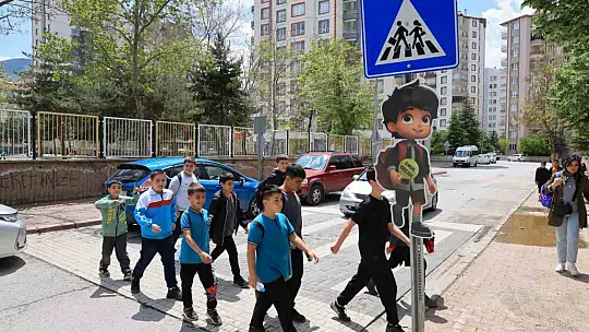 Talas'ta okul geçitlerine öğrenci güvenliği için sevimli uyarıcılar