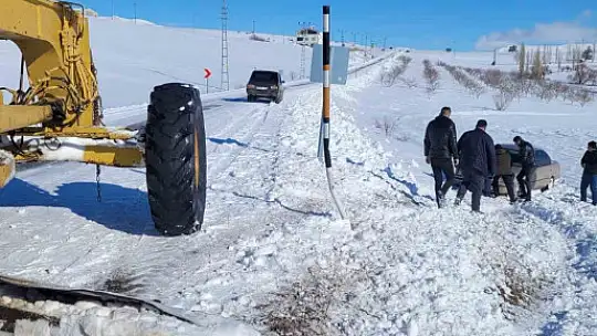 Tarlaya uçan araç kurtarıldı