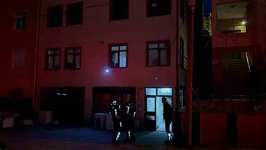 Tartıştığı erkek arkadaşını banyoda bıçaklayarak öldürdü