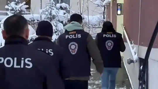 Tatil turu ilanlarıyla vatandaşları dolandıran 8 şüpheli yakalandı