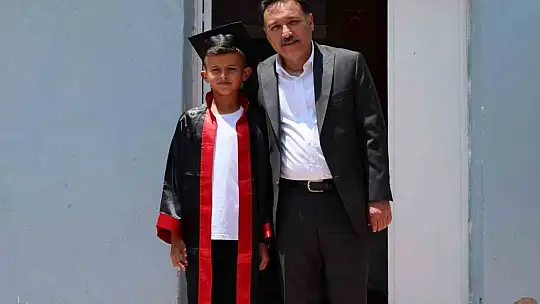 Tek kişilik mezuniyete vali katıldı