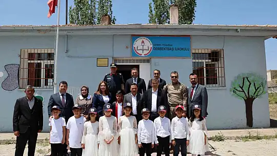 Tek kişilik mezuniyete vali katıldı