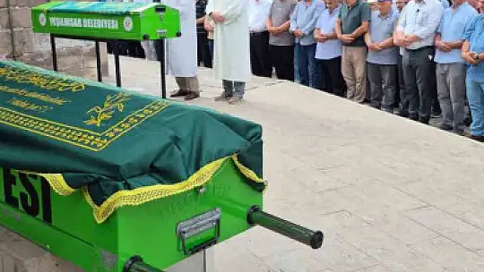 Teknenin alabora olması sonucu hayatını kaybeden 3 kişi yan yana son yolcuğuna uğurlandı