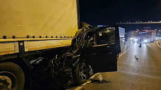 Ticari araç tıra arkadan çarptı: 1 ağır yaralı