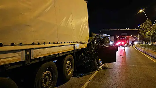 Ticari araç tıra arkadan çarptı: 1 ağır yaralı