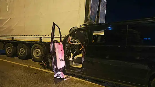 Ticari araç tıra arkadan çarptı: 1 ağır yaralı