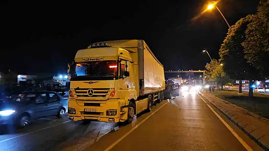 Ticari araç tıra arkadan çarptı: 1 ağır yaralı