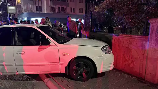 Ticari araçla çarpışan otomobil bina duvarına çarptı