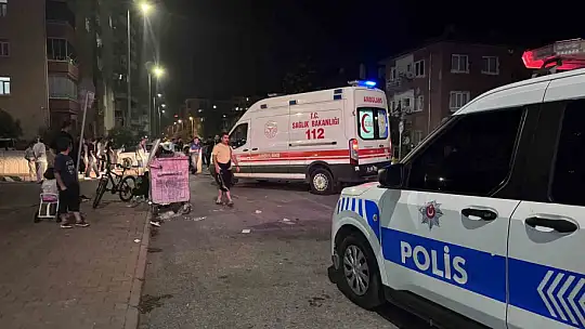 Ticari araçla çarpışan otomobil bina duvarına çarptı