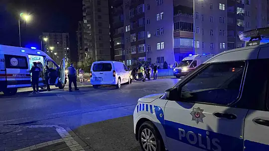 Ticari araçla çarpışan otomobil bina duvarına çarptı