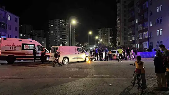 Ticari araçla çarpışan otomobil bina duvarına çarptı
