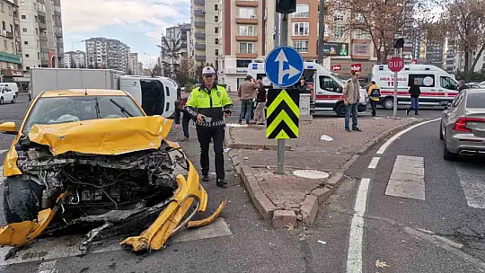 Ticari taksi ile çarpışan kamyonet devrildi: 6 yaralı