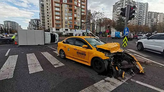Ticari taksi ile çarpışan kamyonet devrildi: 6 yaralı