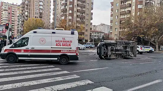 Ticari taksi ile çarpışan kamyonet devrildi: 6 yaralı